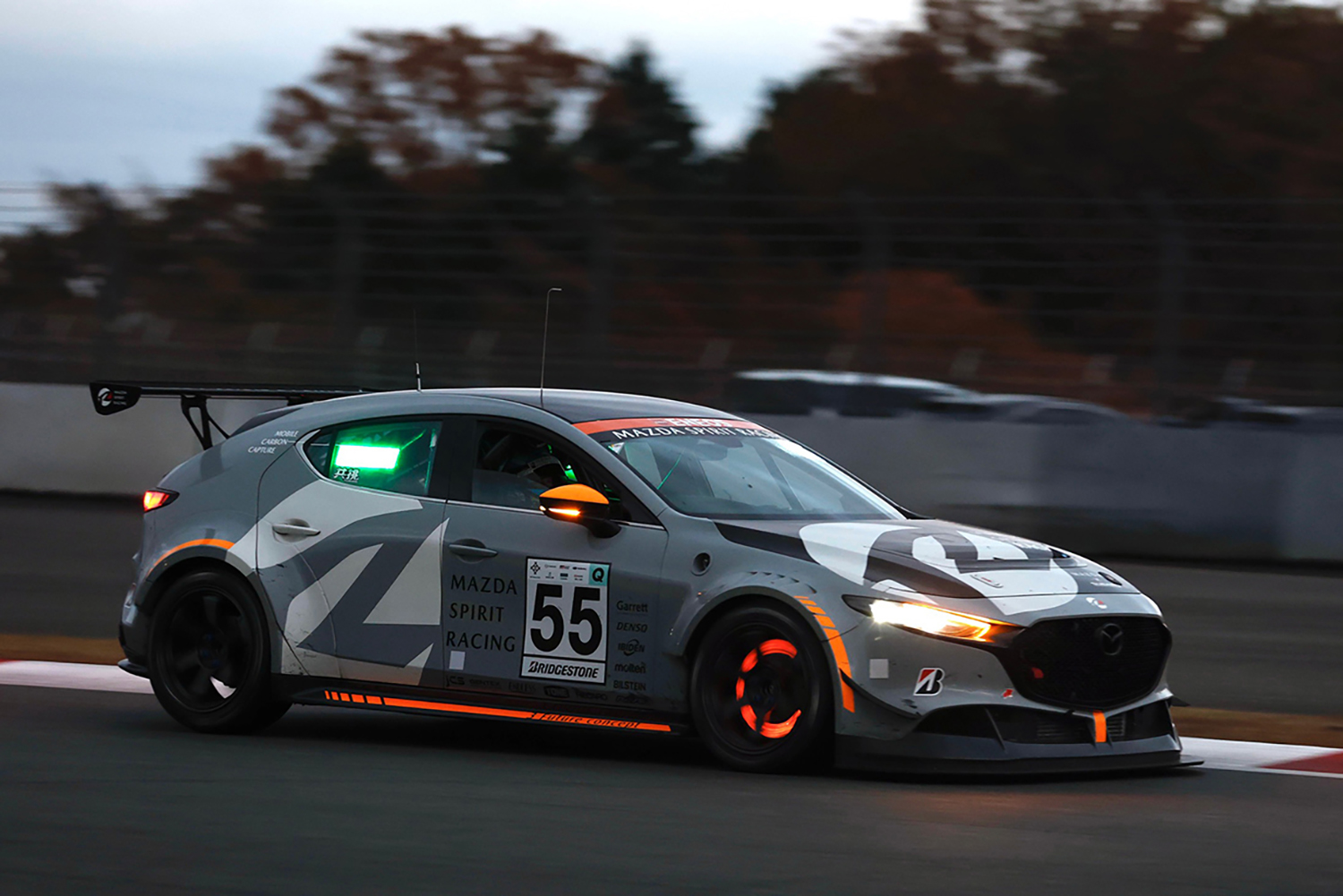 マツダスピリットレーシング3フューチャーコンセプトの走行シーン