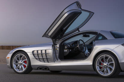 メルセデス・ベンツとAMGとマクラーレンが共同開発した衝撃作！　伝説の「メルセデス・ベンツSLRマクラーレン」がもつ圧倒的パフォーマンス【21世紀スーパーカーFILE #021】