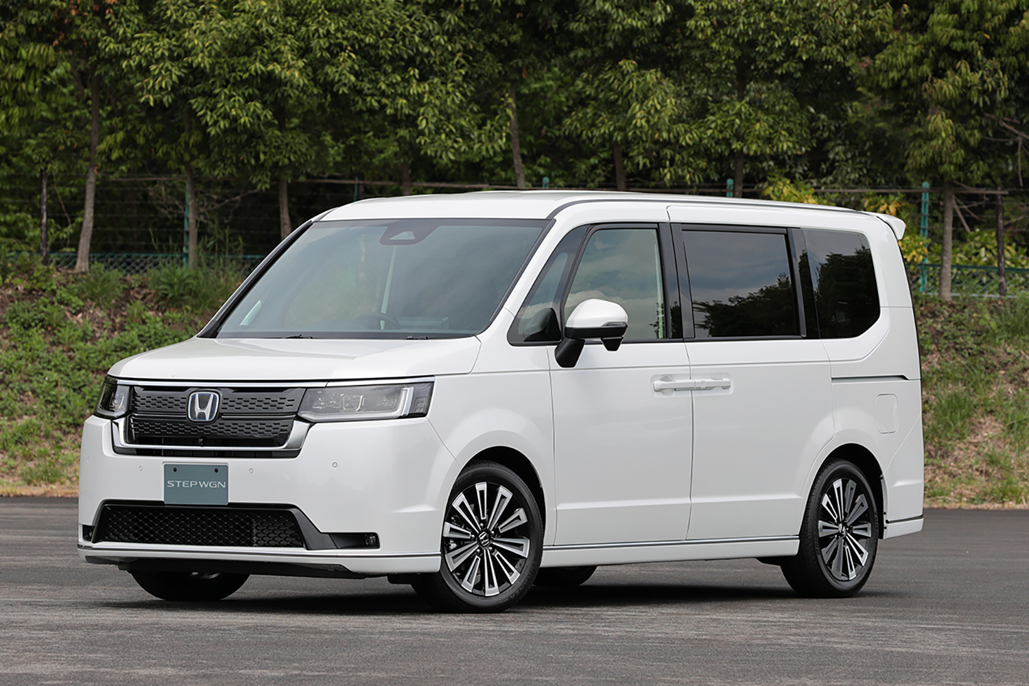 ホンダ・ステップワゴンのフロントスタイリング 〜 画像8