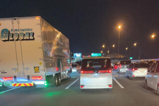 最近のトラックに装備される安全運転支援機能のメリットとデメリット