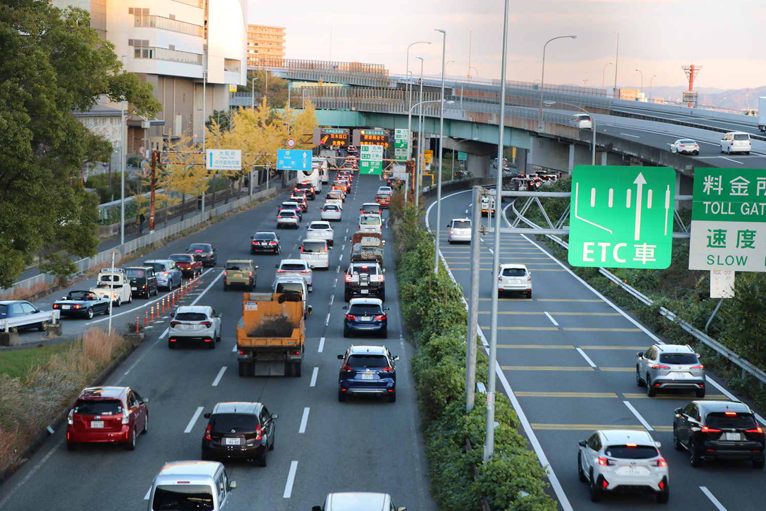 渋滞中の高速道路