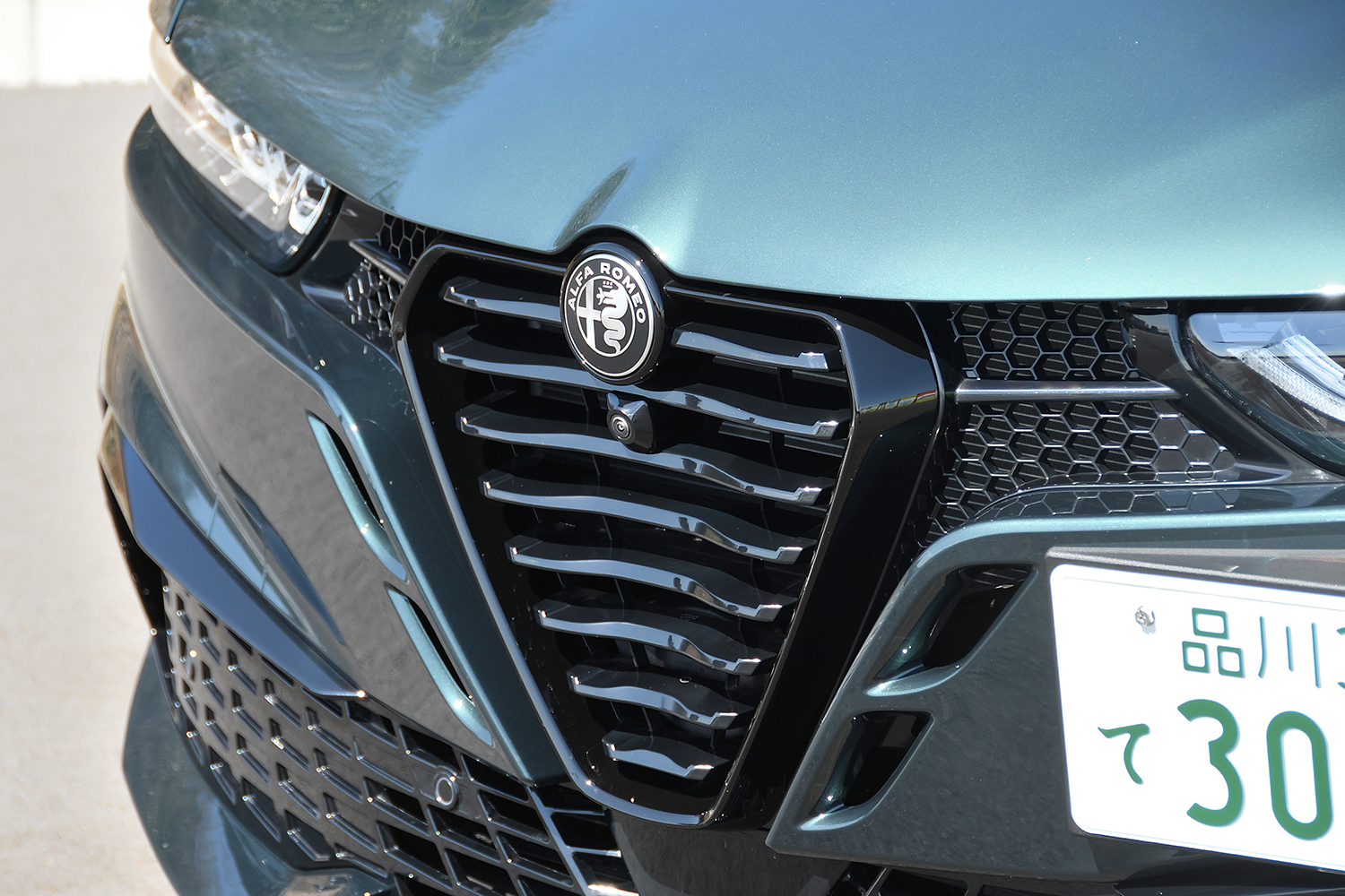 アルファロメオ・トナーレのスクデット型グリル