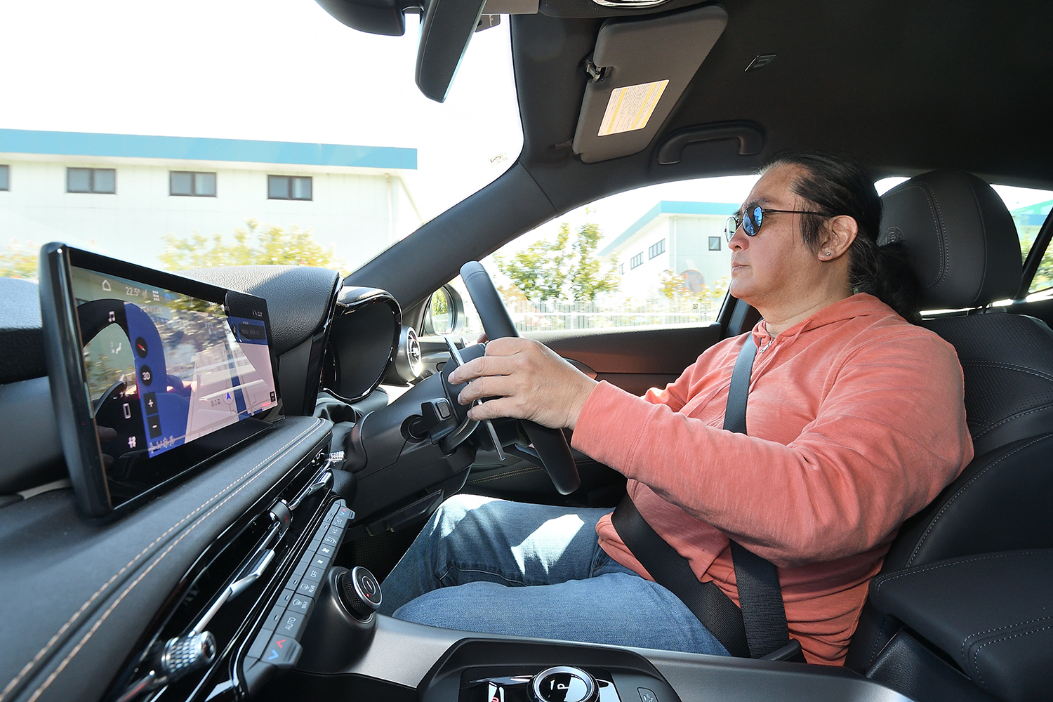 アルファロメオ・トナーレを運転する嶋田智之さん 〜 画像65