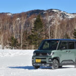 【画像】【試乗】軽のレベルじゃないくらいよく走る！　三菱デリカミニを雪道で試した結果が軽自動車最強すぎた 〜 画像1