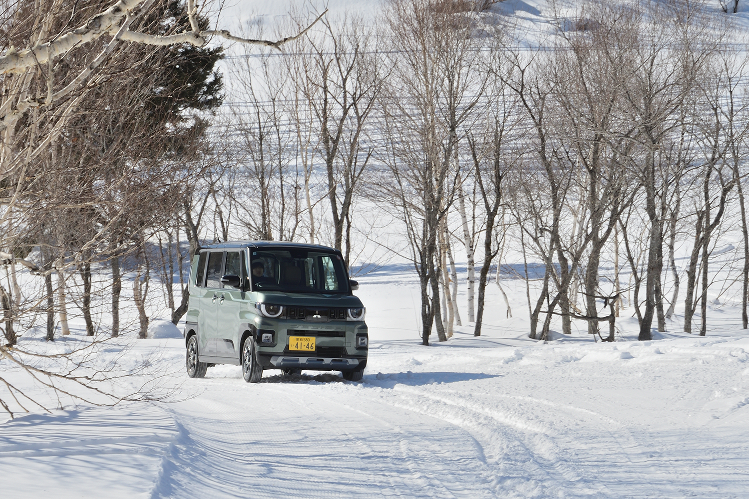 三菱デリカミニの雪上走行シーン