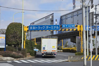 巨大トラック基地で食べる港メシが想像以上にウマかった