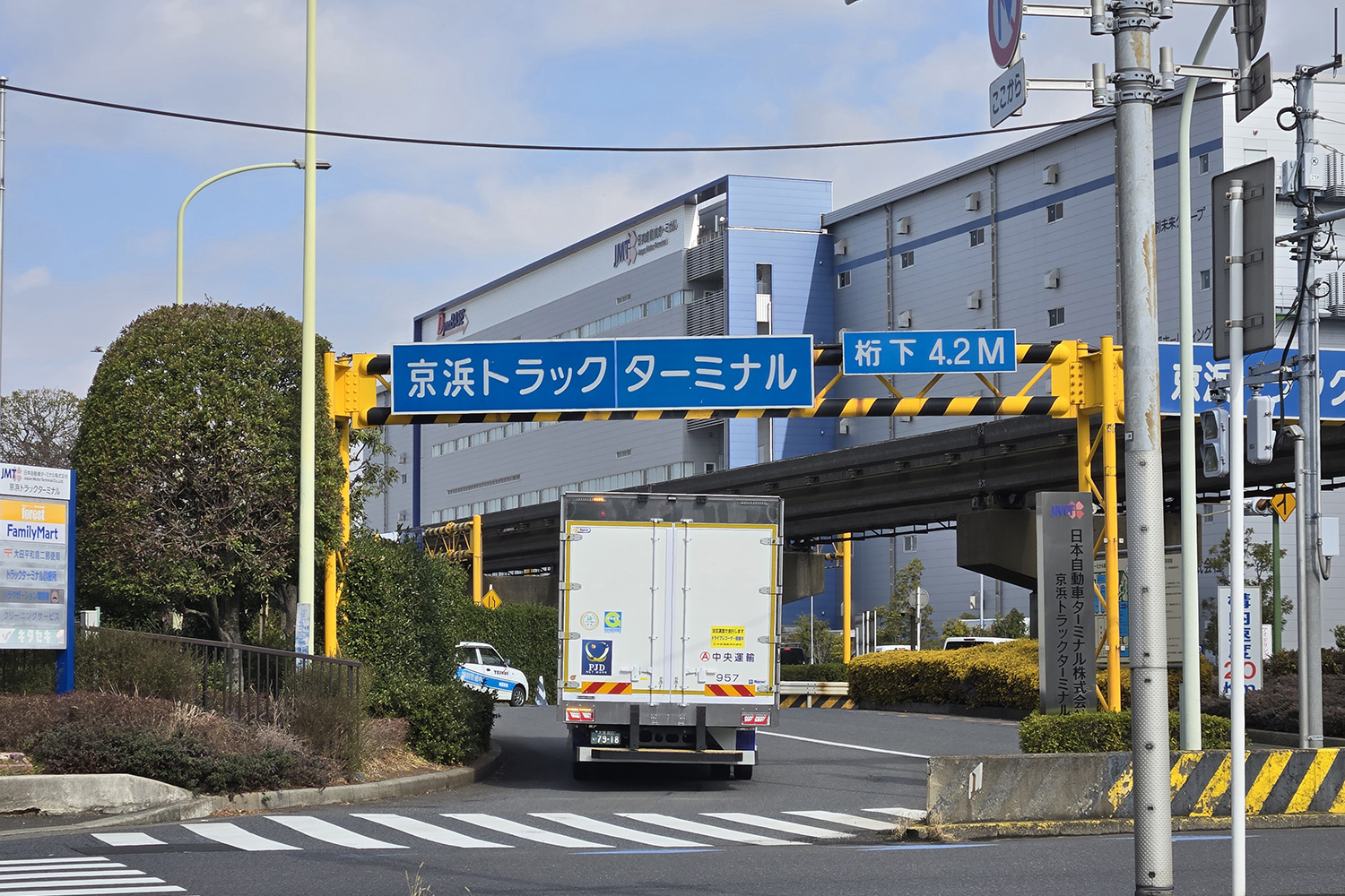 巨大トラック基地で食べる港メシが想像以上にウマかった