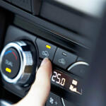 【画像】燃費が悪くなるっていうから冬はクルマのエアコンは「A/C」オフにしてますが……じつはイマドキのクルマは常時「ON」が正解だった 〜 画像1