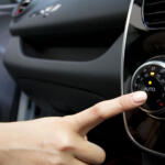 【画像】燃費が悪くなるっていうから冬はクルマのエアコンは「A/C」オフにしてますが……じつはイマドキのクルマは常時「ON」が正解だった 〜 画像4