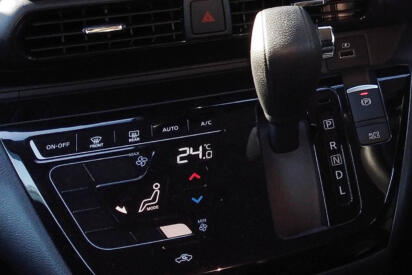 燃費が悪くなるっていうから冬はクルマのエアコンは「A/C」オフにしてますが……じつはイマドキのクルマは常時「ON」が正解だった