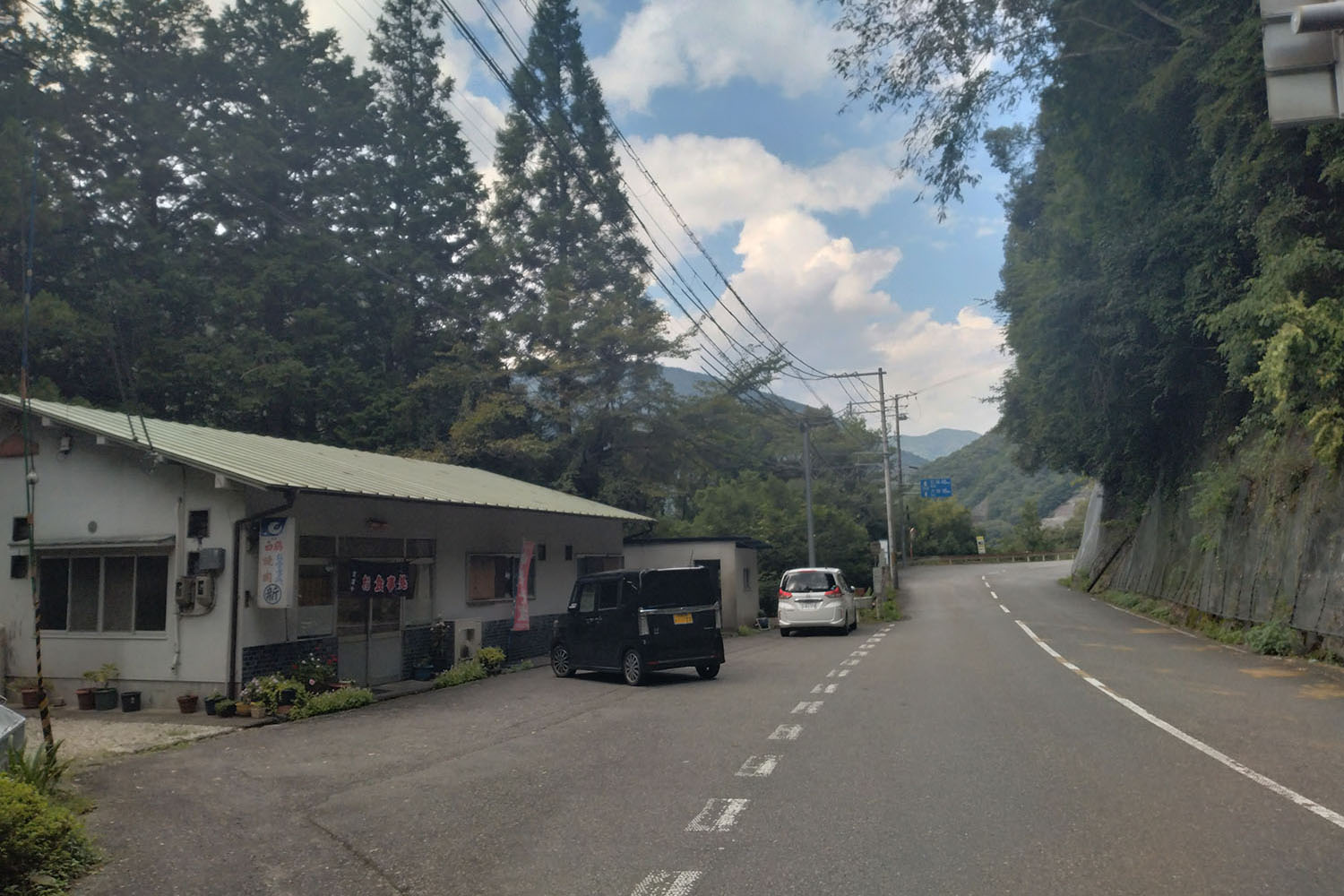 丸新食堂の店構え