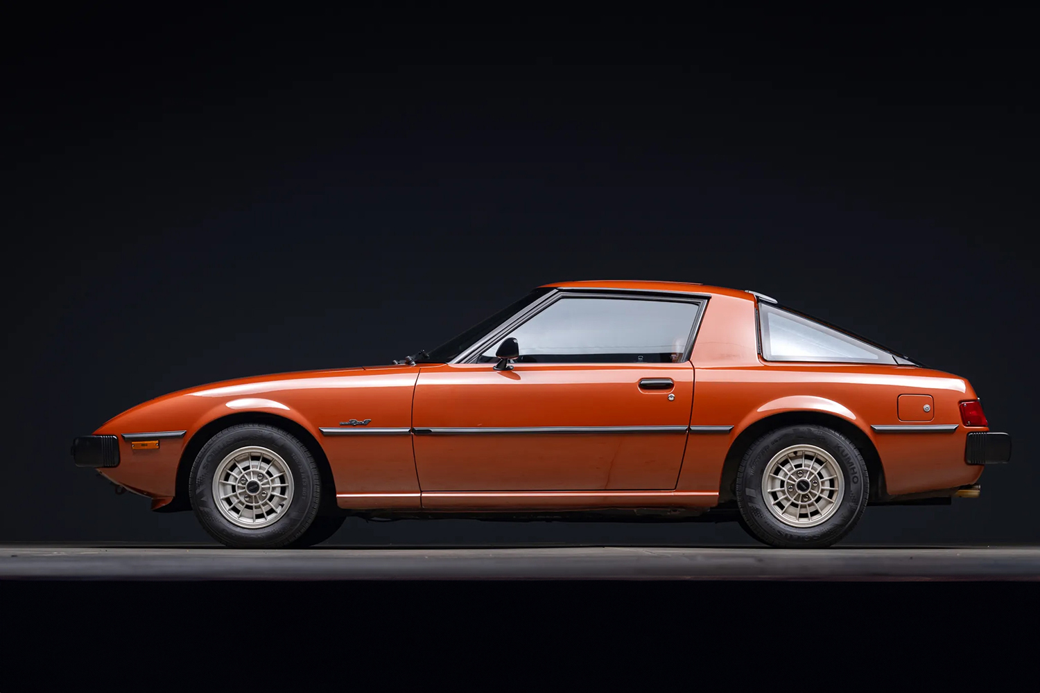 マツダ・サバンナRX-7のサイドビュー