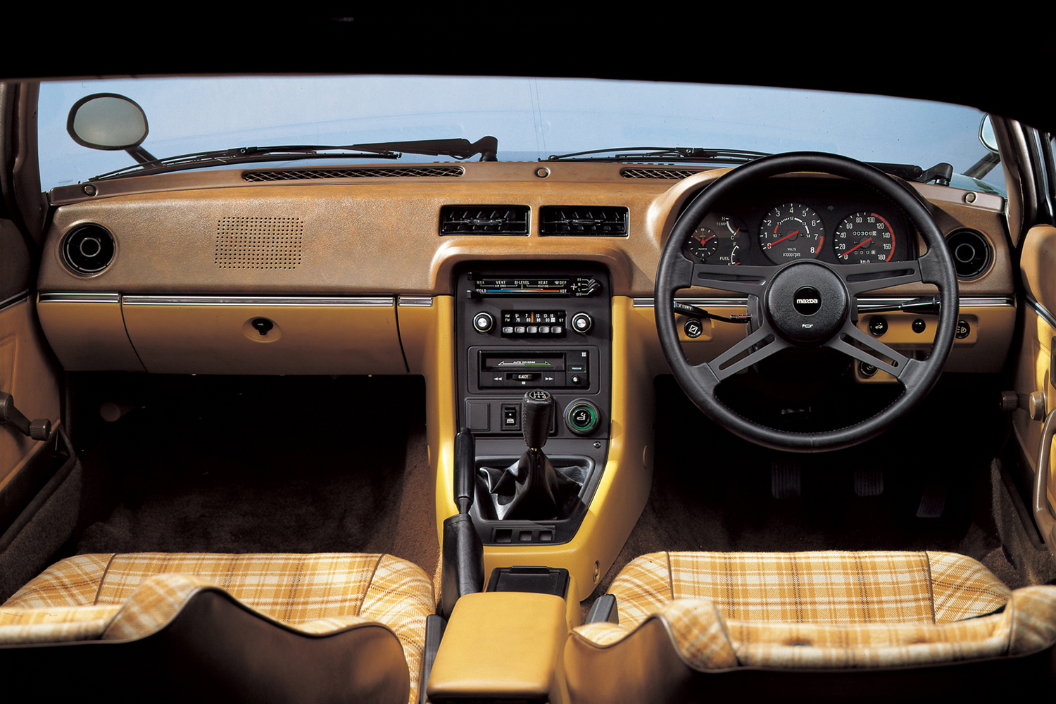 マツダ・サバンナRX-7のインテリア 〜 画像19
