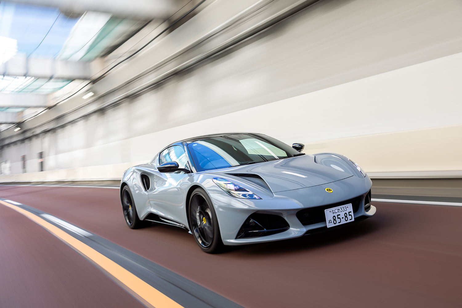 ロータス・エミーラ・ターボSEの走行シーン