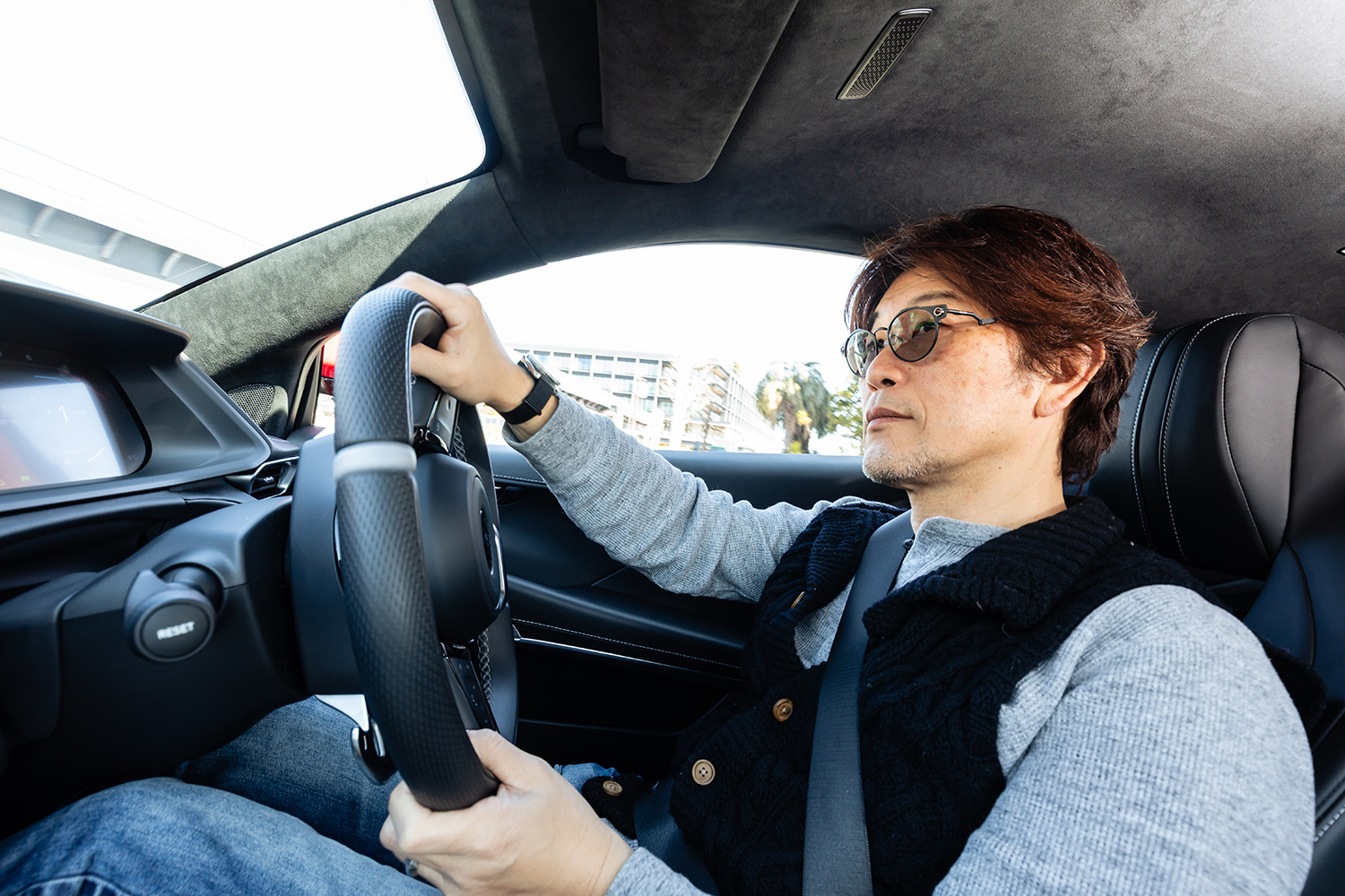 ロータス・エミーラ・ターボSEを運転する山田弘樹さん