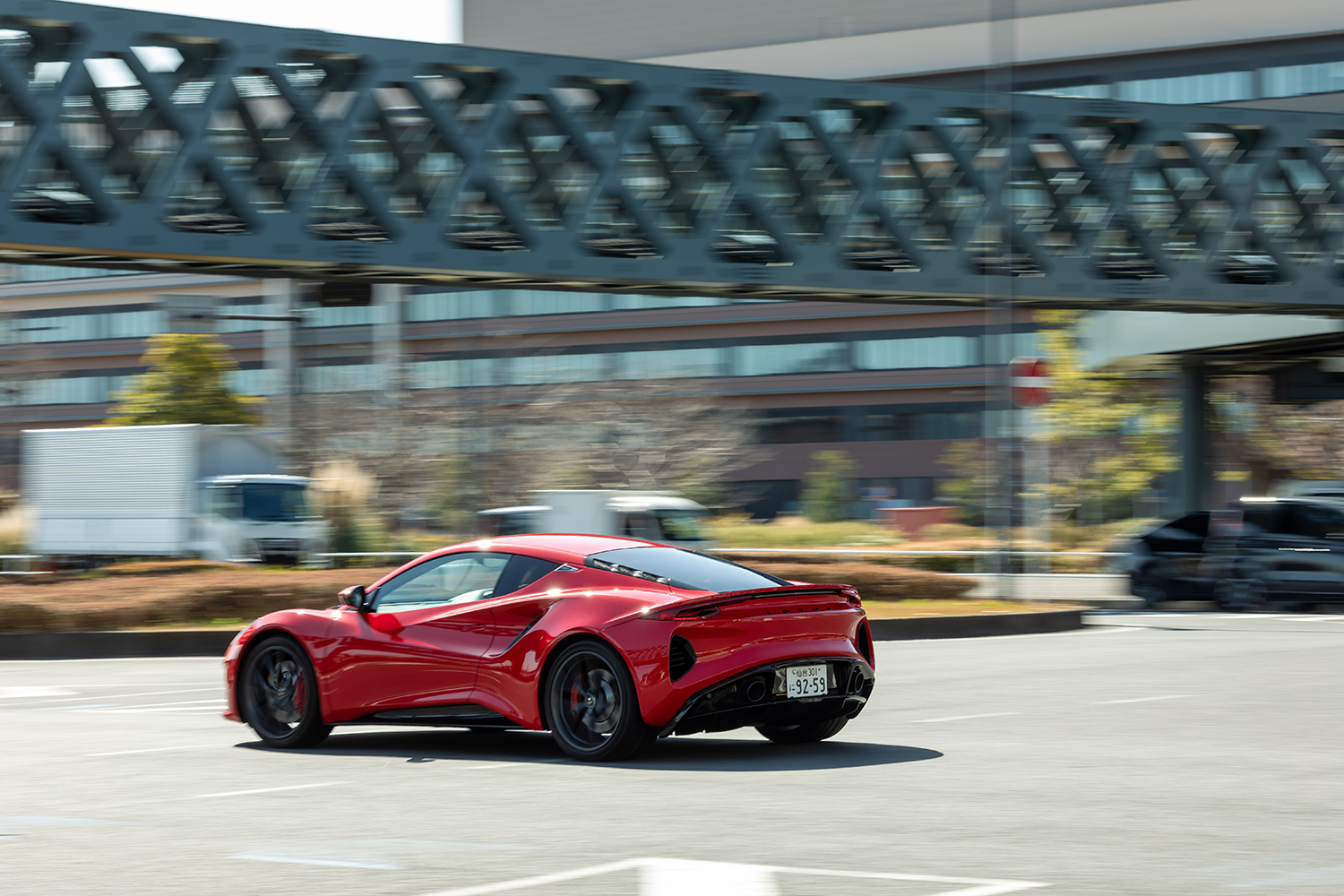 ロータス・エミーラ・ターボSEの走行シーン