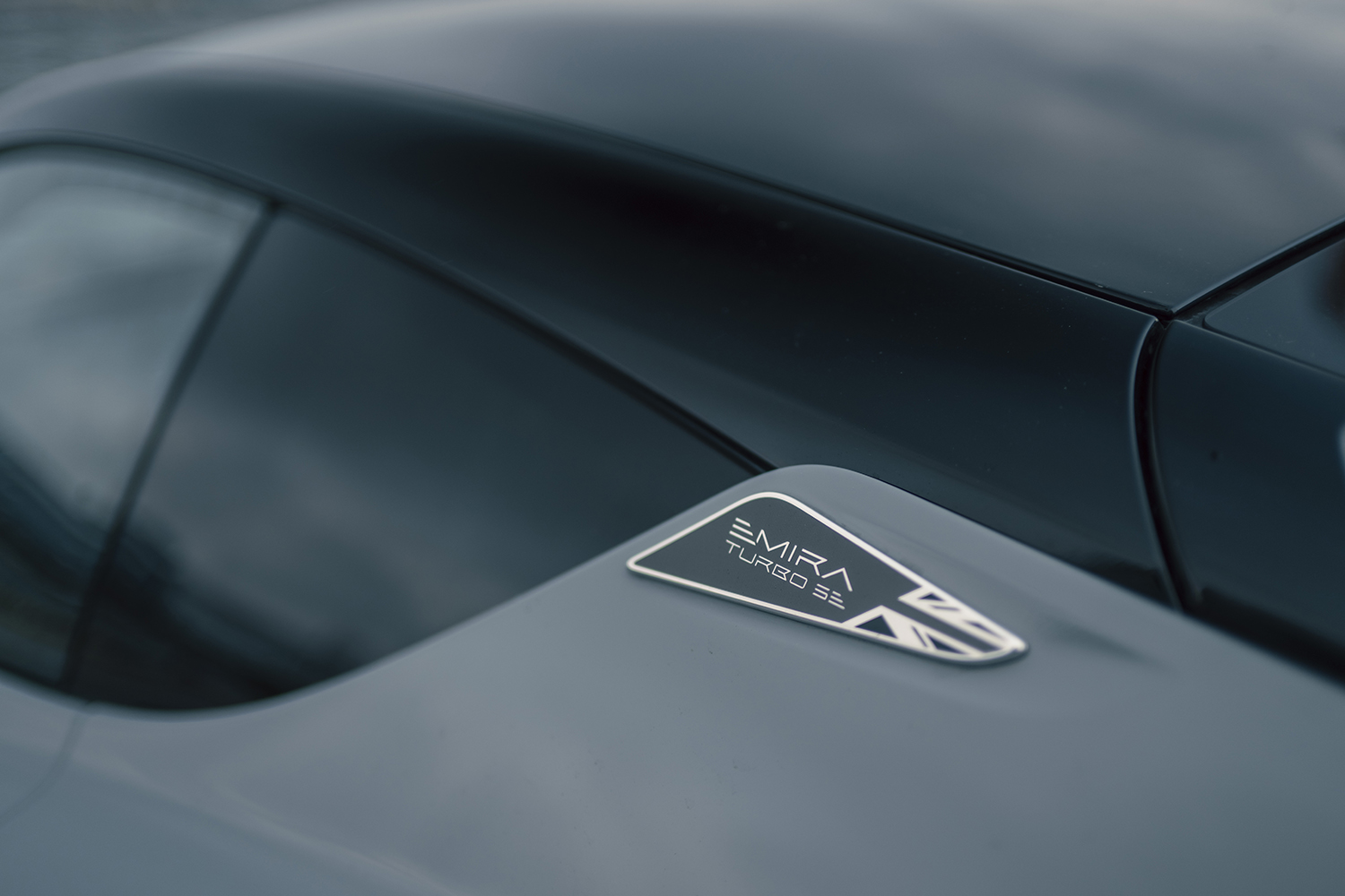 ロータス・エミーラ・ターボSEのエンブレム