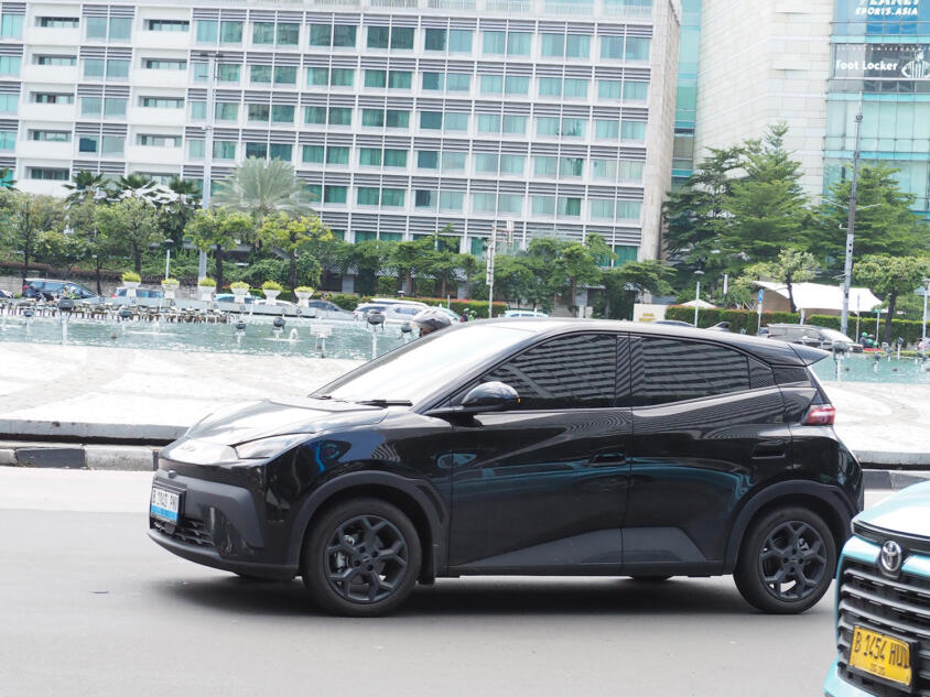 BEVに限れば中国ブランドが強いが……でもやっぱり日本メーカーが圧倒！　インドネシアのジャカルタで街行く自動車を観察してみた