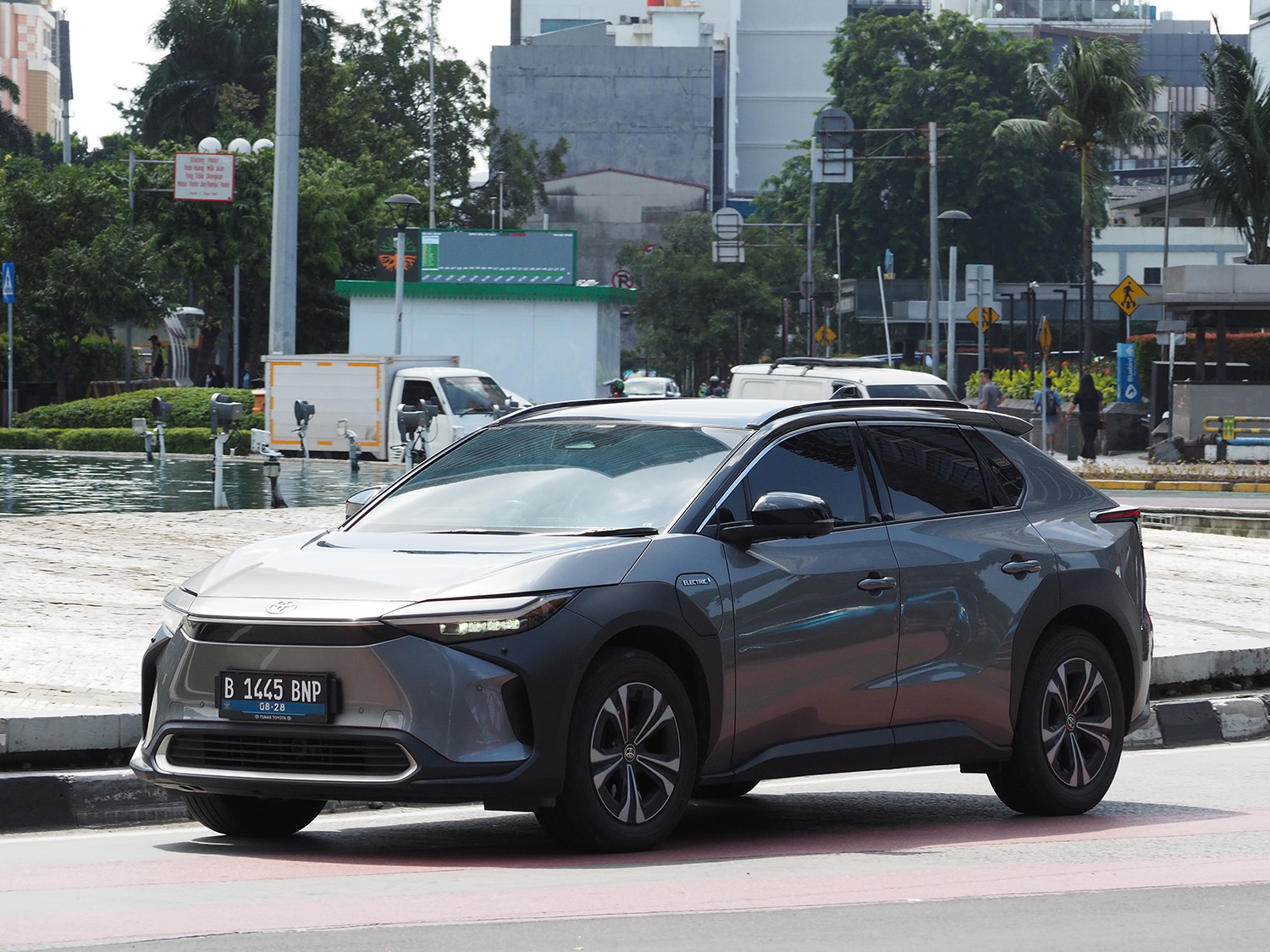 トヨタbZ4Xの走行シーン 〜 画像3