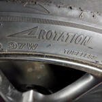 【画像】対角線にタイヤをローテーション……はNGなケースあり！　回転方向指定タイヤは確実に守らないと性能ガタ落ちだった 〜 画像8