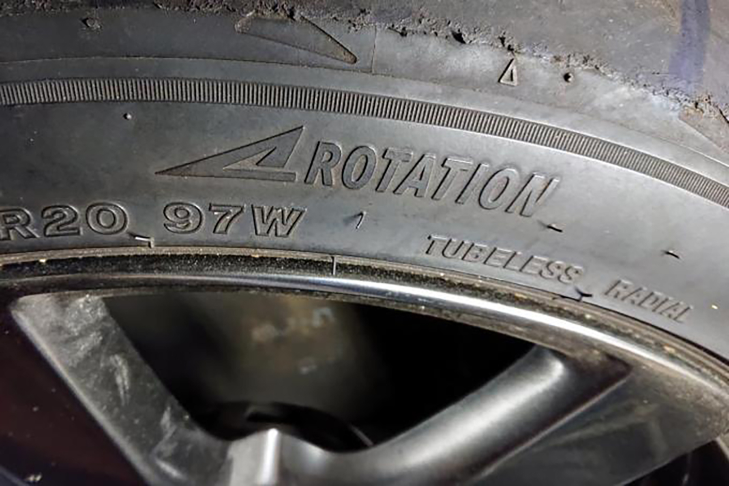 回転方向が決まっているタイヤ 〜 画像8