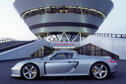 ポルシェの頂点に疑いなし！　公道に解き放たれたレーシングマシン「カレラGT」の贅沢すぎる中身【21世紀スーパーカーFILE #024】