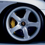 【画像】ポルシェの頂点に疑いなし！　公道に解き放たれたレーシングマシン「カレラGT」の贅沢すぎる中身【21世紀スーパーカーFILE #024】 〜 画像23