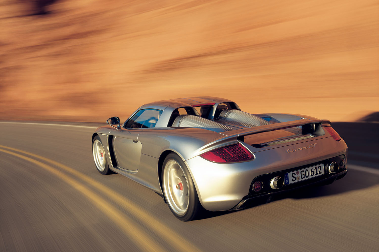 ポルシェ・カレラGTの走行シーン