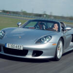 【画像】ポルシェの頂点に疑いなし！　公道に解き放たれたレーシングマシン「カレラGT」の贅沢すぎる中身【21世紀スーパーカーFILE #024】 〜 画像20