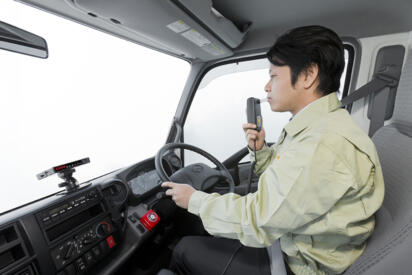 ドライバーを疑いたくないけど……飲酒運転を撲滅するためには仕方なし！　事業者がトラックに導入を進める「飲んだらエンジンがかからない」装置