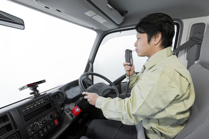 ドライバーを疑いたくないけど……飲酒運転を撲滅するためには仕方なし！　事業者がトラックに導入を進める「飲んだらエンジンがかからない」装置