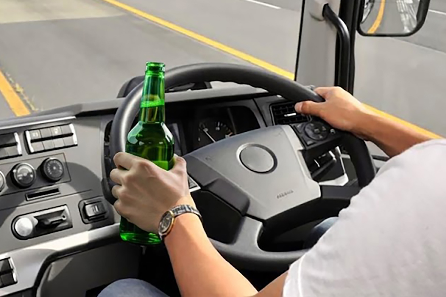 ビールを飲みながら運転するトラックドライバー