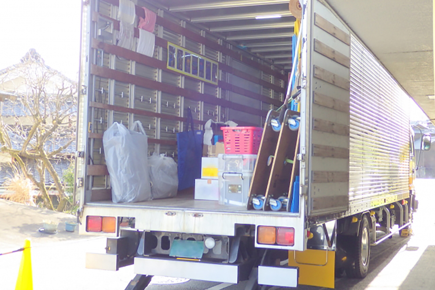 引っ越し用のトラック