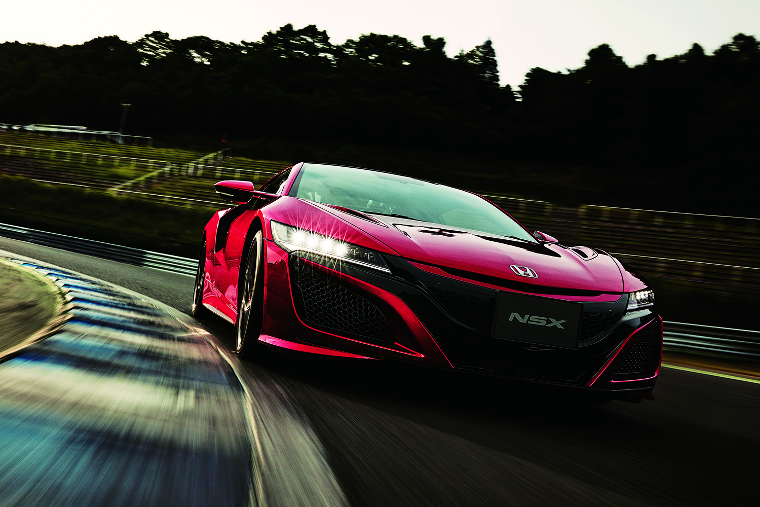 ホンダNSXのコーナリング走行シーン