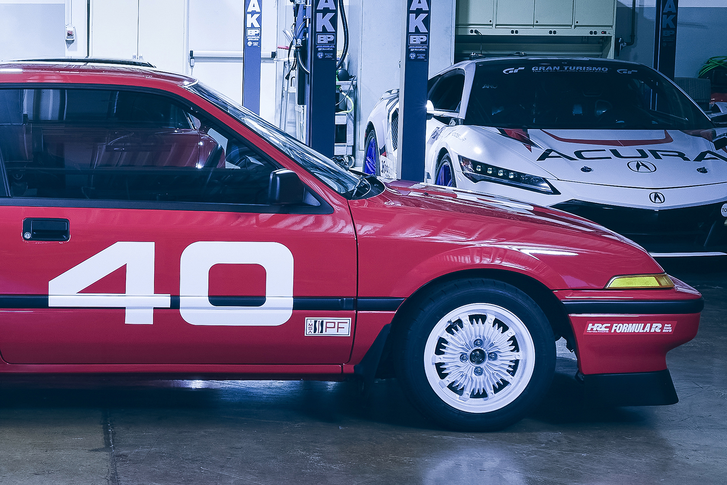 アキュラ・インテグラ40レーサーのフロントエンドのサイドビュー