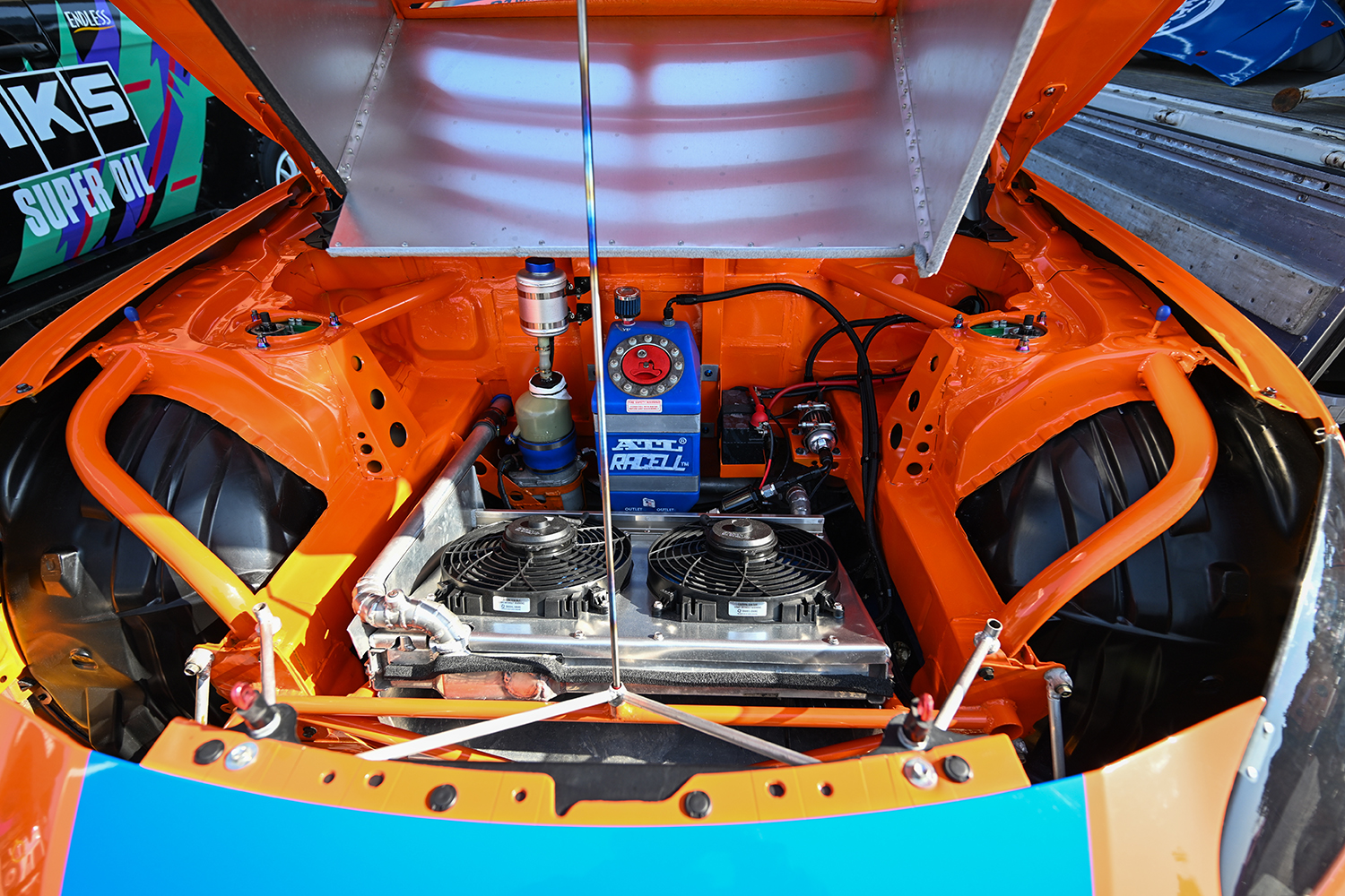 全日本ダートトライアル選手権に参戦するミッドシップの86のボンネット下