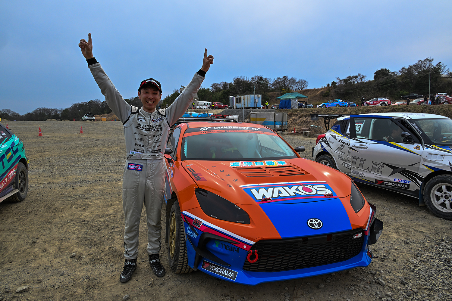 全日本ダートトライアル選手権に参戦するミッドシップの86と大谷選手