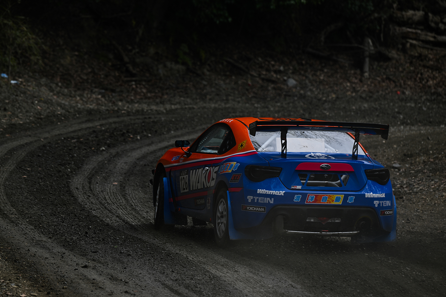 全日本ダートトライアル選手権に参戦するミッドシップの86の走行シーン