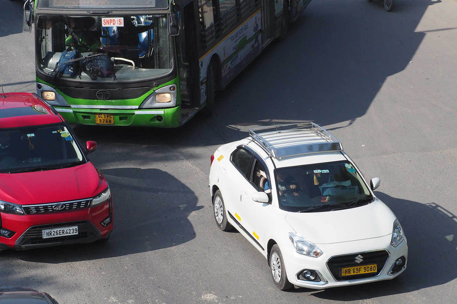 インドの市街地を走るツアーS