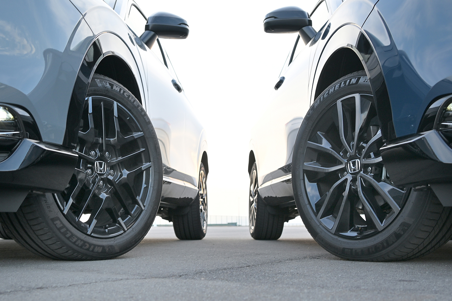 左：ホンダアクセスMS-050 右：純正ホイール