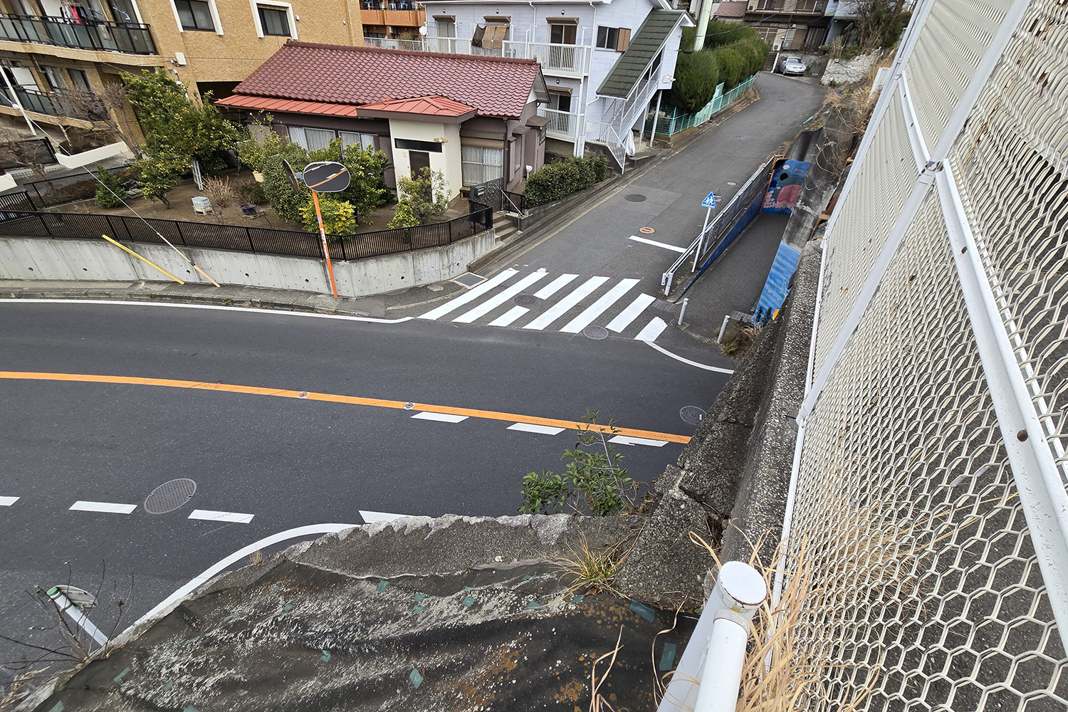 恩田陸橋下交差点