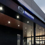 高級でシックなマツダの新世代店舗が拡大中！　まるでブティックかホテルのようだが「マイナス面」もチラホラ