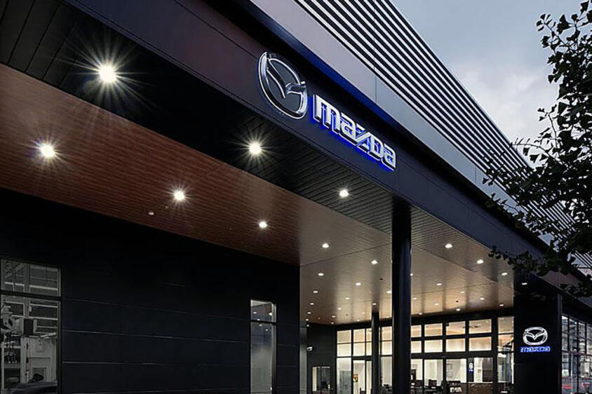 高級でシックなマツダの新世代店舗が拡大中！　まるでブティックかホテルのようだが「マイナス面」もチラホラ