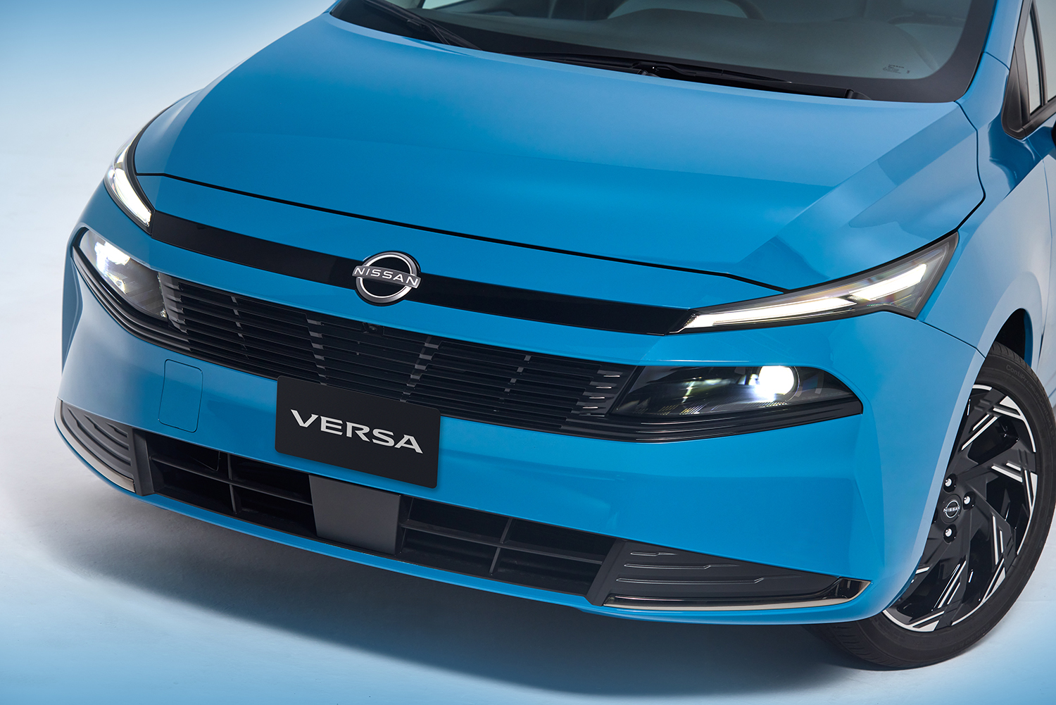 日産ヴァーサのフロントマスク 〜 画像5