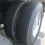 【画像】上を通るだけでタイヤの溝の泥や砂利がキレイになる！　単純だけど効果的なFODSマットがスゴイ 〜 画像1