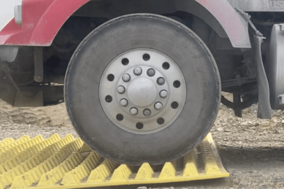 上を通るだけでタイヤの溝の泥や砂利がキレイになる！　単純だけど効果的なFODSマットがスゴイ