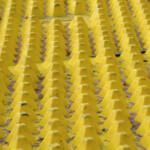 【画像】上を通るだけでタイヤの溝の泥や砂利がキレイになる！　単純だけど効果的なFODSマットがスゴイ 〜 画像3