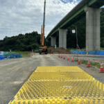 【画像】上を通るだけでタイヤの溝の泥や砂利がキレイになる！　単純だけど効果的なFODSマットがスゴイ 〜 画像6