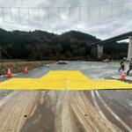 【画像】上を通るだけでタイヤの溝の泥や砂利がキレイになる！　単純だけど効果的なFODSマットがスゴイ 〜 画像7