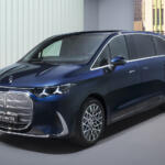 【画像】メルセデス・ベンツが「乗用ミニバン」に本気になった！　電動ミニバン「VLE」の後席の豪華さがヤバすぎる 〜 画像1